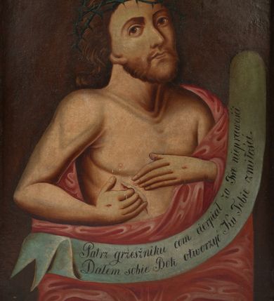 Zdjęcie nr 1: Obraz w formie stojącego prostokąta. W centrum Chrystus, ukazany w półpostaci, zwrócony delikatnie w lewo. Głowa uniesiona lekko ku górze, w zielonej koronie cierniowej. Twarz podłużna, okolona nieznacznym zarostem, o dużych oczach  oraz wąskich, zaciśniętych ustach. Włosy ciemne, kręcone, opadają na plecy. Jezus prawą dłoń wkłada w przebity bok, lewą wskazuje na ranę. Tors odsłonięty, czerwony płaszcz narzucony na lewe ramię i opadający na kolana, obficie drapowany. W dolnej części obrazu banderola zawijająca się ku górze, z napisem „Patrz grzeszniku com cierpiał za Twe nieprawości / Dałem sobie Bok otworzyć Ku Tobie z miłości”. Tło jednolite, brunatne. 