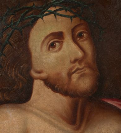 Zdjęcie nr 3: Obraz w formie stojącego prostokąta. W centrum Chrystus, ukazany w półpostaci, zwrócony delikatnie w lewo. Głowa uniesiona lekko ku górze, w zielonej koronie cierniowej. Twarz podłużna, okolona nieznacznym zarostem, o dużych oczach  oraz wąskich, zaciśniętych ustach. Włosy ciemne, kręcone, opadają na plecy. Jezus prawą dłoń wkłada w przebity bok, lewą wskazuje na ranę. Tors odsłonięty, czerwony płaszcz narzucony na lewe ramię i opadający na kolana, obficie drapowany. W dolnej części obrazu banderola zawijająca się ku górze, z napisem „Patrz grzeszniku com cierpiał za Twe nieprawości / Dałem sobie Bok otworzyć Ku Tobie z miłości”. Tło jednolite, brunatne. 