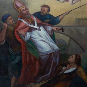 Zdjęcie nr 1: Obraz w kształcie stojącego prostokąta przedstawiający scenę męczeńskiej śmierci św. Wojciecha. W centrum kompozycji ukazany św. Wojciech w otoczeniu dwóch oprawców, z których jeden przebija świętego włócznią, a drugi przymierza się do uderzenia pałką. Święty ukazany całopostaciowo, zwrócony w trzech czwartych w lewo, o sylwetce silnie wygiętej do tyłu, z rozpostartymi na boki rękami, w lewej trzyma mały krucyfiks. Ma podłużną twarz, okoloną długą i siwą brodą, na wpół przymknięte oczy oraz długi i prosty nos. Ubrany jest w szaty biskupie: bordową albę, białą komżę, czerwoną kapę z zieloną podszewką, paliusz oraz infułę na głowie; u jego stóp leży na ziemi pastorał. Oprawca po lewej stronie ubrany jest w krótkie, zielone spodnie, brązową koszulę i niebieską czapkę, natomiast oprawca po prawej, częściowo schowany za św. Wojciechem – w niebieską koszulę. U dołu obrazu, w prawym narożu znajduje się kobieta w pozycji na wpół leżącej, zwrócona w stronę świętego. Ubrana jest w białą szatę spodnią oraz jasnobrązową szatę wierzchnią. Włosy ma spięte do tyłu. W prawym górnym narożu obrazu małe putto z palmą męczeństwa w dłoniach, widoczne z lewego profilu. W tle kamienny most, a w oddali pejzaż górski. Tło beżowe. Kolorystyka jasna, z przewagą czerwieni.