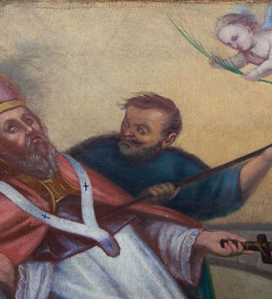 Zdjęcie nr 4: Obraz w kształcie stojącego prostokąta przedstawiający scenę męczeńskiej śmierci św. Wojciecha. W centrum kompozycji ukazany św. Wojciech w otoczeniu dwóch oprawców, z których jeden przebija świętego włócznią, a drugi przymierza się do uderzenia pałką. Święty ukazany całopostaciowo, zwrócony w trzech czwartych w lewo, o sylwetce silnie wygiętej do tyłu, z rozpostartymi na boki rękami, w lewej trzyma mały krucyfiks. Ma podłużną twarz, okoloną długą i siwą brodą, na wpół przymknięte oczy oraz długi i prosty nos. Ubrany jest w szaty biskupie: bordową albę, białą komżę, czerwoną kapę z zieloną podszewką, paliusz oraz infułę na głowie; u jego stóp leży na ziemi pastorał. Oprawca po lewej stronie ubrany jest w krótkie, zielone spodnie, brązową koszulę i niebieską czapkę, natomiast oprawca po prawej, częściowo schowany za św. Wojciechem – w niebieską koszulę. U dołu obrazu, w prawym narożu znajduje się kobieta w pozycji na wpół leżącej, zwrócona w stronę świętego. Ubrana jest w białą szatę spodnią oraz jasnobrązową szatę wierzchnią. Włosy ma spięte do tyłu. W prawym górnym narożu obrazu małe putto z palmą męczeństwa w dłoniach, widoczne z lewego profilu. W tle kamienny most, a w oddali pejzaż górski. Tło beżowe. Kolorystyka jasna, z przewagą czerwieni.