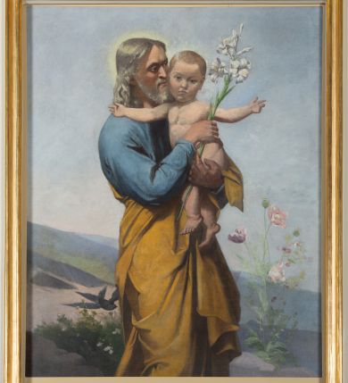 Zdjęcie nr 1: Obraz w kształcie stojącego prostokąta przedstawiający św. Józefa z Dzieciątkiem. Święty został ukazany do wysokości kolan, zwrócony w trzech czwartych w lewo. Na rękach trzyma Dzieciątko Jezus oraz gałązkę białej lilii. Święty Józef ma podłużną twarz, okoloną krótką i siwą brodą oraz średniej długości, siwe włosy opadające na ramiona; nos długi i wąski, wzrok wpatrzony w dal. Ubrany jest w niebieską szatę z długimi rękawami oraz żółty płaszcz. Dzieciątko nagie, ukazane w pozycji siedzącej na ramieniu św. Józefa, z szeroko rozpostartymi na boki rączkami. W tle pejzaż górski o obniżonym horyzoncie; niebo jasnobłękitne. W dolnej strefie obrazu kwitnące rośliny. Kolorystyka jasna, stonowana. Rama profilowana, złocona.