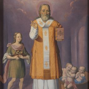 Zdjęcie nr 1: Obraz w kształcie stojącego prostokąta przedstawiający św. Mikołaja. Święty został ukazany frontalnie, całopostaciowo w centrum kompozycji. W lewej ręce trzyma księgę, na której ustawione są trzy złote kule; prawą ręką czyni gest błogosławieństwa. Święty Mikołaj ma szeroką twarz, okoloną siwą, średniej długości brodą, nos długi i wąski, oczy małe, skierowane w dal. Włosy długie, siwe, z przedziałkiem pośrodku, opadające lokami na plecy. Ubrany jest w szaty biskupie: białą albę, złoty ornat, palice na bokach i omoforion, wokół głowy ma kolisty nimb. Po lewej stronie znajduje się chłopiec w postawie stojącej, który trzyma w dłoniach złotą misę, a na niej kielich i dwa małe puchary. Ma owalną twarz z wyraźnie zaznaczonym podbródkiem, długi i szeroki nos, małe oczy oraz długie, falowane włosy opadające na plecy. Ubrany jest w zieloną tunikę do kolan z podwiniętymi szerokimi rękawami oraz czerwony, zwiewny płaszcz spięty małą broszą na prawym ramieniu. Po prawej stronie ukazano szaflik z trójką półnagich małych dzieci. Księga trzymana w rękach przez św. Mikołaja ma czerwoną obwolutę i jest spięta dwiema klamrami, na okładce znajduje się monogram IHS zwieńczony krzyżykiem, a poniżej gorejące serce. Całość została ukazana we wnętrzu architektonicznym, górną część obrazu pokrywa pochmurne niebo. Kolorystyka jasna i stonowana.
