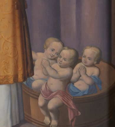 Zdjęcie nr 4: Obraz w kształcie stojącego prostokąta przedstawiający św. Mikołaja. Święty został ukazany frontalnie, całopostaciowo w centrum kompozycji. W lewej ręce trzyma księgę, na której ustawione są trzy złote kule; prawą ręką czyni gest błogosławieństwa. Święty Mikołaj ma szeroką twarz, okoloną siwą, średniej długości brodą, nos długi i wąski, oczy małe, skierowane w dal. Włosy długie, siwe, z przedziałkiem pośrodku, opadające lokami na plecy. Ubrany jest w szaty biskupie: białą albę, złoty ornat, palice na bokach i omoforion, wokół głowy ma kolisty nimb. Po lewej stronie znajduje się chłopiec w postawie stojącej, który trzyma w dłoniach złotą misę, a na niej kielich i dwa małe puchary. Ma owalną twarz z wyraźnie zaznaczonym podbródkiem, długi i szeroki nos, małe oczy oraz długie, falowane włosy opadające na plecy. Ubrany jest w zieloną tunikę do kolan z podwiniętymi szerokimi rękawami oraz czerwony, zwiewny płaszcz spięty małą broszą na prawym ramieniu. Po prawej stronie ukazano szaflik z trójką półnagich małych dzieci. Księga trzymana w rękach przez św. Mikołaja ma czerwoną obwolutę i jest spięta dwiema klamrami, na okładce znajduje się monogram IHS zwieńczony krzyżykiem, a poniżej gorejące serce. Całość została ukazana we wnętrzu architektonicznym, górną część obrazu pokrywa pochmurne niebo. Kolorystyka jasna i stonowana.
