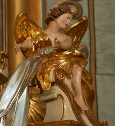 Zdjęcie nr 10: Ołtarz murowany, w formie prostopadłościanu. Mensa drewniana z portatylem. Antependium złocone, w formie leżącego prostokąta w profilowanej ramie; w polu środkowym znajduje się monogram IHS, a w narożach rozety. Tabernakulum z wypukłą ścianką frontową, po bokach ujęte jest spływami wolutowymi na cokołach, dekorowanymi ornamentem rocaille&#039;owym. Drzwiczki w formie stojącego prostokąta zamkniętego łukiem nadwieszonym; w polu mają płaskorzeźbiony kielich wśród obłoków, z hostią w glorii. Tron wystawienia architektoniczny, trójosiowy, jednokondygnacyjny ze zwieńczeniem. Oś środkowa wypukła, wyższa niż boczne, zamknięta jest profilowanym gzymsem. Tron ujmują dwie pary kolumn na ukośnie ustawionych cokołach. Podpory dźwigają pełne belkowanie wyłamane na ich osi. Na linii wewnętrznych kolumn znajduje się przerywany przyczółek z siedzącymi aniołkami podtrzymującymi srebrzony paludament. Zwieńczenie ma formę cokołu, ujętego spływami wolutowymi; na którym ustawiona jest księga zamknięta na siedem pięczęci, na niej postawiona srebrzona waza z kwiatami oraz biały baranek z chorągwią paschalną. Na cokołach wspierających kolumny znajdują się rocaille&#039;owe płyciny z lusterkami. Oś środkowa flankowana jest kwiatowymi zwisami. Tron wystawienia posiada obrotową wnękę z gzymsem wieńczącym, ozdobionym lambrekinem: awers wklęsły, posrebrzany, z rytym monogramem IHS oraz krzyżem i wiązkami promieni, powyżej rzeźbiony rocaille; rewers w kształcie niszy, dekorowany rytą, złoconą kratką i rzeźbionym, srebrzonym rocaille&#039;m. Struktura polichromowana na beżowo, kolumny, ornamentyka i profilowania złocone, detale srebrzone. Za ołtarzem, na wschodniej ścianie prezbiterium wisi obraz św. Erazma w złoconej, profilowanej ramie, w formie stojącego prostokąta, zamkniętego nadwieszonym łukiem półkolistym. Rama dekorowana jest w narożach i na bokach stylizowanymi palmetami. Nad obrazem, w podłuczu znajduje się płaskorzeźbiona korona otwarta z dwoma piórami.