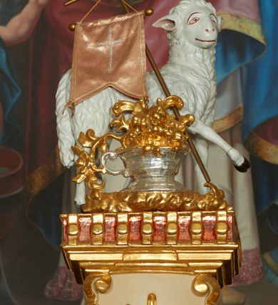 Zdjęcie nr 9: Ołtarz murowany, w formie prostopadłościanu. Mensa drewniana z portatylem. Antependium złocone, w formie leżącego prostokąta w profilowanej ramie; w polu środkowym znajduje się monogram IHS, a w narożach rozety. Tabernakulum z wypukłą ścianką frontową, po bokach ujęte jest spływami wolutowymi na cokołach, dekorowanymi ornamentem rocaille&#039;owym. Drzwiczki w formie stojącego prostokąta zamkniętego łukiem nadwieszonym; w polu mają płaskorzeźbiony kielich wśród obłoków, z hostią w glorii. Tron wystawienia architektoniczny, trójosiowy, jednokondygnacyjny ze zwieńczeniem. Oś środkowa wypukła, wyższa niż boczne, zamknięta jest profilowanym gzymsem. Tron ujmują dwie pary kolumn na ukośnie ustawionych cokołach. Podpory dźwigają pełne belkowanie wyłamane na ich osi. Na linii wewnętrznych kolumn znajduje się przerywany przyczółek z siedzącymi aniołkami podtrzymującymi srebrzony paludament. Zwieńczenie ma formę cokołu, ujętego spływami wolutowymi; na którym ustawiona jest księga zamknięta na siedem pięczęci, na niej postawiona srebrzona waza z kwiatami oraz biały baranek z chorągwią paschalną. Na cokołach wspierających kolumny znajdują się rocaille&#039;owe płyciny z lusterkami. Oś środkowa flankowana jest kwiatowymi zwisami. Tron wystawienia posiada obrotową wnękę z gzymsem wieńczącym, ozdobionym lambrekinem: awers wklęsły, posrebrzany, z rytym monogramem IHS oraz krzyżem i wiązkami promieni, powyżej rzeźbiony rocaille; rewers w kształcie niszy, dekorowany rytą, złoconą kratką i rzeźbionym, srebrzonym rocaille&#039;m. Struktura polichromowana na beżowo, kolumny, ornamentyka i profilowania złocone, detale srebrzone. Za ołtarzem, na wschodniej ścianie prezbiterium wisi obraz św. Erazma w złoconej, profilowanej ramie, w formie stojącego prostokąta, zamkniętego nadwieszonym łukiem półkolistym. Rama dekorowana jest w narożach i na bokach stylizowanymi palmetami. Nad obrazem, w podłuczu znajduje się płaskorzeźbiona korona otwarta z dwoma piórami.