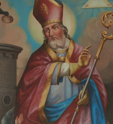 Zdjęcie nr 1: Obraz w formie stojącego prostokąta przedstawiający św. Erazma. W centrum kompozycji święty ukazany całopostaciowo, w delikatnym kontrapoście, zwrócony frontalnie, z głową skierowaną w prawo. W lewej ręce trzyma pastorał, prawa uniesiona w geście błogosławieństwa. Erazm ubrany jest w białą albę z czerwoną lamówką u dołu, błękitną komżę ze złoconą lamówką oraz narzuconą na ramiona i zapiętą na piersi czerwoną kapę z niebieską podszewką, zdobioną na obrzeżach złotą bordiurą. Na głowie ma czerwoną infułę, a na dłoniach żółte rękawiczki. Twarz szczupła, o wyraźnych rysach, długim nosie, okolona siwą brodą oraz długimi i siwymi włosami spływającymi na plecy. Po prawej stronie świętego ukazany jest anioł trzymający w ręku palmę męczeńską, przed nim kociołek z wodą ustawiony na ogniu, a za nim wieża z trzema okrągłymi oknami; powyżej nadlatujący kruk z bochenkiem chleba w dziobie. Po lewej stronie świętego atrybuty jego męki: puklerz, trzy drewniane pałki, stół z wałkiem, powyżej fragment muru z łańcuchem. W górnej części obrazu gęste, kłębiaste chmury; w prawym narożu obrazu trójkąt Oka Opatrzności w glorii z napisem „FIET UT PETISTI”. U spodu obrazu napis „S(ANCTUS) ERASMUS EPISCOPUS ET MAR(TYR)”. W prawym dolnym narożu obrazu sygnatura „P(inxit) Fr(ater) Didacus / Batarino 1877”. 
Kolorystyka obrazu jasna, intensywna, głębia wydobyta światłocieniem. Rama profilowana, zamknięta łukiem nadwieszonym, zdobiona w narożach i w połowie wysokości boków palmetami. W polu łuku korona i dwa skrzyżowane pióra.