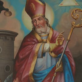 Zdjęcie nr 1: Obraz w formie stojącego prostokąta przedstawiający św. Erazma. W centrum kompozycji święty ukazany całopostaciowo, w delikatnym kontrapoście, zwrócony frontalnie, z głową skierowaną w prawo. W lewej ręce trzyma pastorał, prawa uniesiona w geście błogosławieństwa. Erazm ubrany jest w białą albę z czerwoną lamówką u dołu, błękitną komżę ze złoconą lamówką oraz narzuconą na ramiona i zapiętą na piersi czerwoną kapę z niebieską podszewką, zdobioną na obrzeżach złotą bordiurą. Na głowie ma czerwoną infułę, a na dłoniach żółte rękawiczki. Twarz szczupła, o wyraźnych rysach, długim nosie, okolona siwą brodą oraz długimi i siwymi włosami spływającymi na plecy. Po prawej stronie świętego ukazany jest anioł trzymający w ręku palmę męczeńską, przed nim kociołek z wodą ustawiony na ogniu, a za nim wieża z trzema okrągłymi oknami; powyżej nadlatujący kruk z bochenkiem chleba w dziobie. Po lewej stronie świętego atrybuty jego męki: puklerz, trzy drewniane pałki, stół z wałkiem, powyżej fragment muru z łańcuchem. W górnej części obrazu gęste, kłębiaste chmury; w prawym narożu obrazu trójkąt Oka Opatrzności w glorii z napisem „FIET UT PETISTI”. U spodu obrazu napis „S(ANCTUS) ERASMUS EPISCOPUS ET MAR(TYR)”. W prawym dolnym narożu obrazu sygnatura „P(inxit) Fr(ater) Didacus / Batarino 1877”. 
Kolorystyka obrazu jasna, intensywna, głębia wydobyta światłocieniem. Rama profilowana, zamknięta łukiem nadwieszonym, zdobiona w narożach i w połowie wysokości boków palmetami. W polu łuku korona i dwa skrzyżowane pióra.