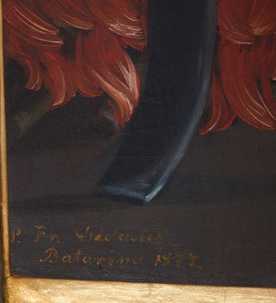 Zdjęcie nr 3: Obraz w formie stojącego prostokąta przedstawiający św. Erazma. W centrum kompozycji święty ukazany całopostaciowo, w delikatnym kontrapoście, zwrócony frontalnie, z głową skierowaną w prawo. W lewej ręce trzyma pastorał, prawa uniesiona w geście błogosławieństwa. Erazm ubrany jest w białą albę z czerwoną lamówką u dołu, błękitną komżę ze złoconą lamówką oraz narzuconą na ramiona i zapiętą na piersi czerwoną kapę z niebieską podszewką, zdobioną na obrzeżach złotą bordiurą. Na głowie ma czerwoną infułę, a na dłoniach żółte rękawiczki. Twarz szczupła, o wyraźnych rysach, długim nosie, okolona siwą brodą oraz długimi i siwymi włosami spływającymi na plecy. Po prawej stronie świętego ukazany jest anioł trzymający w ręku palmę męczeńską, przed nim kociołek z wodą ustawiony na ogniu, a za nim wieża z trzema okrągłymi oknami; powyżej nadlatujący kruk z bochenkiem chleba w dziobie. Po lewej stronie świętego atrybuty jego męki: puklerz, trzy drewniane pałki, stół z wałkiem, powyżej fragment muru z łańcuchem. W górnej części obrazu gęste, kłębiaste chmury; w prawym narożu obrazu trójkąt Oka Opatrzności w glorii z napisem „FIET UT PETISTI”. U spodu obrazu napis „S(ANCTUS) ERASMUS EPISCOPUS ET MAR(TYR)”. W prawym dolnym narożu obrazu sygnatura „P(inxit) Fr(ater) Didacus / Batarino 1877”. 
Kolorystyka obrazu jasna, intensywna, głębia wydobyta światłocieniem. Rama profilowana, zamknięta łukiem nadwieszonym, zdobiona w narożach i w połowie wysokości boków palmetami. W polu łuku korona i dwa skrzyżowane pióra.