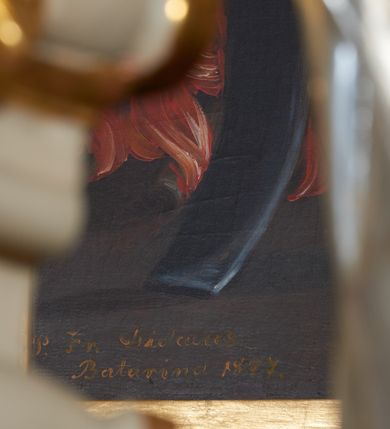 Zdjęcie nr 2: Obraz w formie stojącego prostokąta przedstawiający św. Erazma. W centrum kompozycji święty ukazany całopostaciowo, w delikatnym kontrapoście, zwrócony frontalnie, z głową skierowaną w prawo. W lewej ręce trzyma pastorał, prawa uniesiona w geście błogosławieństwa. Erazm ubrany jest w białą albę z czerwoną lamówką u dołu, błękitną komżę ze złoconą lamówką oraz narzuconą na ramiona i zapiętą na piersi czerwoną kapę z niebieską podszewką, zdobioną na obrzeżach złotą bordiurą. Na głowie ma czerwoną infułę, a na dłoniach żółte rękawiczki. Twarz szczupła, o wyraźnych rysach, długim nosie, okolona siwą brodą oraz długimi i siwymi włosami spływającymi na plecy. Po prawej stronie świętego ukazany jest anioł trzymający w ręku palmę męczeńską, przed nim kociołek z wodą ustawiony na ogniu, a za nim wieża z trzema okrągłymi oknami; powyżej nadlatujący kruk z bochenkiem chleba w dziobie. Po lewej stronie świętego atrybuty jego męki: puklerz, trzy drewniane pałki, stół z wałkiem, powyżej fragment muru z łańcuchem. W górnej części obrazu gęste, kłębiaste chmury; w prawym narożu obrazu trójkąt Oka Opatrzności w glorii z napisem „FIET UT PETISTI”. U spodu obrazu napis „S(ANCTUS) ERASMUS EPISCOPUS ET MAR(TYR)”. W prawym dolnym narożu obrazu sygnatura „P(inxit) Fr(ater) Didacus / Batarino 1877”. 
Kolorystyka obrazu jasna, intensywna, głębia wydobyta światłocieniem. Rama profilowana, zamknięta łukiem nadwieszonym, zdobiona w narożach i w połowie wysokości boków palmetami. W polu łuku korona i dwa skrzyżowane pióra.