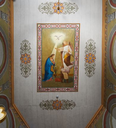 Zdjęcie nr 1: Polichromia umieszczona na ścianach prezbiterium naśladuje architekturę. Składa się z czterech prostokątnych płaszczyzn, zamkniętych od góry półkoliście, ujętych w pasach w kolorze oliwkowozielonym i czerwonym, oddzielonych od siebie pilastrami. Trzony pilastrów dekorowane są ornamentem ze stylizowanych liści i kwiatów; bazy i kapitele są z motywami zoomorficznymi i roślinnymi w kolorze szarym. W dolnych częściach płaszczyzn, przy ołtarzu namalowano kwiatony, w górnych częściach kwieciste girlandy. Na ścianie wschodniej znajduje się namalowana supraporta z częściowo zachowanym napisem „AEDIFICATUM ET DEDIC(TUM)?”. Wokół obrazu św. Erazma zawieszonego na ścianie wschodniej namalowano pseudorokokową ramę w kolorze złotym. Dołem biegnie pas lamperii w kolorze białym. Na stropie, w centralnej części kompozycji ukazana jest scena Zwiastowania, namalowana w technice olejnej na płótnie. Po lewej stronie znajduje się Matka Boska w różowej sukni i niebieskim płaszczu, a po prawej św. Archanioł Gabriel w białej sukni i ugrowym płaszczu. Nad nimi w promienistej glorii została ukazana gołębica Ducha Świętego. Scena namalowana jest w architektonicznym wnętrzu. Tło jasnoszare. Obraz ujmuje bordiura z powtarzających się elementów geometryczno-roślinnych. Analogicznie jak w prezbiterium w nawie głównej znajduje się pięć architektonicznych płaszczyzn. Polichromie umieszczone na ścianach południowej i północnej stanowią swoje lustrzane odbicie. W górnej części płaszczyzn namalowano girlandy oraz dwie tarcze herbowe w supraportach. Dodatkowo w płaszczyznach podokiennych namalowano wijącą się dywanową kompozycję ze stylizowanych liści i kwiatów. Pod chórem umieszczone są dwa zacheusze w pseudorokokowej ramie. U dołu nawę obiega pas lamperii w kolorze zielonym. Na stropie, w części centralnej znajduje się obraz przedstawiający Przemienienie Pańskie. Tło jasnoszare. Obraz ujmuje bordiura z powtarzających się elementów geometryczno-roślinnych.