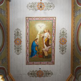 Zdjęcie nr 1: Polichromia umieszczona na ścianach prezbiterium naśladuje architekturę. Składa się z czterech prostokątnych płaszczyzn, zamkniętych od góry półkoliście, ujętych w pasach w kolorze oliwkowozielonym i czerwonym, oddzielonych od siebie pilastrami. Trzony pilastrów dekorowane są ornamentem ze stylizowanych liści i kwiatów; bazy i kapitele są z motywami zoomorficznymi i roślinnymi w kolorze szarym. W dolnych częściach płaszczyzn, przy ołtarzu namalowano kwiatony, w górnych częściach kwieciste girlandy. Na ścianie wschodniej znajduje się namalowana supraporta z częściowo zachowanym napisem „AEDIFICATUM ET DEDIC(TUM)?”. Wokół obrazu św. Erazma zawieszonego na ścianie wschodniej namalowano pseudorokokową ramę w kolorze złotym. Dołem biegnie pas lamperii w kolorze białym. Na stropie, w centralnej części kompozycji ukazana jest scena Zwiastowania, namalowana w technice olejnej na płótnie. Po lewej stronie znajduje się Matka Boska w różowej sukni i niebieskim płaszczu, a po prawej św. Archanioł Gabriel w białej sukni i ugrowym płaszczu. Nad nimi w promienistej glorii została ukazana gołębica Ducha Świętego. Scena namalowana jest w architektonicznym wnętrzu. Tło jasnoszare. Obraz ujmuje bordiura z powtarzających się elementów geometryczno-roślinnych. Analogicznie jak w prezbiterium w nawie głównej znajduje się pięć architektonicznych płaszczyzn. Polichromie umieszczone na ścianach południowej i północnej stanowią swoje lustrzane odbicie. W górnej części płaszczyzn namalowano girlandy oraz dwie tarcze herbowe w supraportach. Dodatkowo w płaszczyznach podokiennych namalowano wijącą się dywanową kompozycję ze stylizowanych liści i kwiatów. Pod chórem umieszczone są dwa zacheusze w pseudorokokowej ramie. U dołu nawę obiega pas lamperii w kolorze zielonym. Na stropie, w części centralnej znajduje się obraz przedstawiający Przemienienie Pańskie. Tło jasnoszare. Obraz ujmuje bordiura z powtarzających się elementów geometryczno-roślinnych.