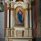 Zdjęcie nr 1: Nastawa ołtarzowa architektoniczna, jednoosiowa, jednokondygnacyjna ze zwieńczeniem. Ołtarz prostopadłościenny z kamienną mensą z portatylem. Antepedium drewniane obwiedzione profilowaną ramą z narożami wypełnionymi stylizowanymi liśćmi i wypukło rzeźbionym monogramem IHS pośrodku. Tabernakulum w formie prostopadłościennej skrzynki, flankowane na przodzie parą kolumienek, zamknięte od góry profilowanym gzymsem. Drzwiczki w kształcie stojącego prostokąta z płaskorzeźbionym kielichem z hostią w glorii. Nastawa wsparta na podwójnym, ukośnie ustawionym cokole, podtrzymującym parę zdwojonych filarów i stojących przed nimi parę kolumn. Podpory wspierają imposty i przerywany, wolutowy przyczółek, z usadzoną nań parą aniołków. W polu głównym, w prostokątnej ramie, zamkniętej łukiem nadwieszonym znajduje się obraz „Najświętsze Serce Pana Jezusa” z końca XIX wieku oraz obraz „Trójca Święta” z 1784 roku na zasuwie. Zwieńczenie w kształcie wklęsło-wypukłym, zamkniętym gzymsem utworzonym z dwóch wolut spiętych pośrodku muszlą palmetową. W polu środkowym obraz „Stygmatyzacja św. Franciszka”. W partii cokołu prostokątne płyciny zamknięte profilowanymi ramami z dekoracją floralną w polu, a górne części filarów zdobione ornamentem akantowym. Podpory ustawione na bazach, trzony gładkie, kapitele kompozytowe. Imposty zdobione stylizowanymi rozetami. Struktura polichromowana na kolor jasnobeżowy, detale i ornamentyka złocone.

