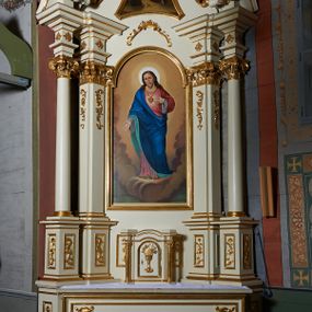 Zdjęcie nr 1: Nastawa ołtarzowa architektoniczna, jednoosiowa, jednokondygnacyjna ze zwieńczeniem. Ołtarz prostopadłościenny z kamienną mensą z portatylem. Antepedium drewniane obwiedzione profilowaną ramą z narożami wypełnionymi stylizowanymi liśćmi i wypukło rzeźbionym monogramem IHS pośrodku. Tabernakulum w formie prostopadłościennej skrzynki, flankowane na przodzie parą kolumienek, zamknięte od góry profilowanym gzymsem. Drzwiczki w kształcie stojącego prostokąta z płaskorzeźbionym kielichem z hostią w glorii. Nastawa wsparta na podwójnym, ukośnie ustawionym cokole, podtrzymującym parę zdwojonych filarów i stojących przed nimi parę kolumn. Podpory wspierają imposty i przerywany, wolutowy przyczółek, z usadzoną nań parą aniołków. W polu głównym, w prostokątnej ramie, zamkniętej łukiem nadwieszonym znajduje się obraz „Najświętsze Serce Pana Jezusa” z końca XIX wieku oraz obraz „Trójca Święta” z 1784 roku na zasuwie. Zwieńczenie w kształcie wklęsło-wypukłym, zamkniętym gzymsem utworzonym z dwóch wolut spiętych pośrodku muszlą palmetową. W polu środkowym obraz „Stygmatyzacja św. Franciszka”. W partii cokołu prostokątne płyciny zamknięte profilowanymi ramami z dekoracją floralną w polu, a górne części filarów zdobione ornamentem akantowym. Podpory ustawione na bazach, trzony gładkie, kapitele kompozytowe. Imposty zdobione stylizowanymi rozetami. Struktura polichromowana na kolor jasnobeżowy, detale i ornamentyka złocone.

