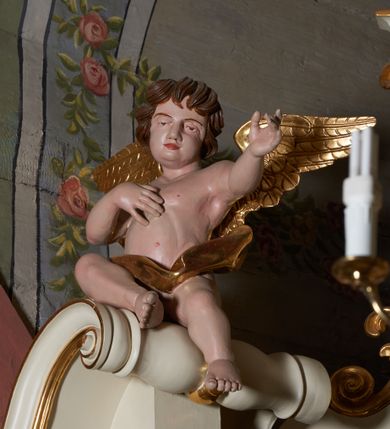 Zdjęcie nr 7: Nastawa ołtarzowa architektoniczna, jednoosiowa, jednokondygnacyjna ze zwieńczeniem. Ołtarz prostopadłościenny z kamienną mensą z portatylem. Antepedium drewniane obwiedzione profilowaną ramą z narożami wypełnionymi stylizowanymi liśćmi i wypukło rzeźbionym monogramem IHS pośrodku. Tabernakulum w formie prostopadłościennej skrzynki, flankowane na przodzie parą kolumienek, zamknięte od góry profilowanym gzymsem. Drzwiczki w kształcie stojącego prostokąta z płaskorzeźbionym kielichem z hostią w glorii. Nastawa wsparta na podwójnym, ukośnie ustawionym cokole, podtrzymującym parę zdwojonych filarów i stojących przed nimi parę kolumn. Podpory wspierają imposty i przerywany, wolutowy przyczółek, z usadzoną nań parą aniołków. W polu głównym, w prostokątnej ramie, zamkniętej łukiem nadwieszonym znajduje się obraz „Najświętsze Serce Pana Jezusa” z końca XIX wieku oraz obraz „Trójca Święta” z 1784 roku na zasuwie. Zwieńczenie w kształcie wklęsło-wypukłym, zamkniętym gzymsem utworzonym z dwóch wolut spiętych pośrodku muszlą palmetową. W polu środkowym obraz „Stygmatyzacja św. Franciszka”. W partii cokołu prostokątne płyciny zamknięte profilowanymi ramami z dekoracją floralną w polu, a górne części filarów zdobione ornamentem akantowym. Podpory ustawione na bazach, trzony gładkie, kapitele kompozytowe. Imposty zdobione stylizowanymi rozetami. Struktura polichromowana na kolor jasnobeżowy, detale i ornamentyka złocone.

