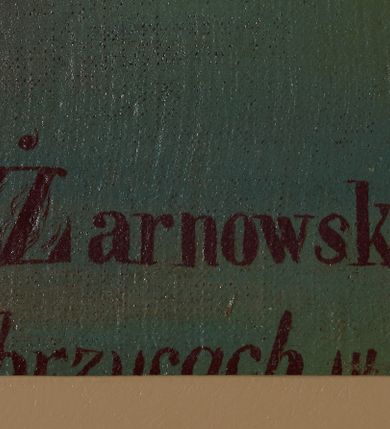 Zdjęcie nr 7: Obraz w kształcie stojącego prostokąta zamkniętego łukiem nadwieszonym. W centrum kompozycji ukazany Chrystus, w postawie stojącej na łuku utworzonym z obłoków, frontalnie, z lewą ręką wskazującą na gorejące na piersi serce, prawą spuszczoną w dół. Ubrany w długą, czerwoną suknię z długimi rękawami, u szyi obwiedzioną złotą lamówką oraz niebieski płaszcz, założony na prawe ramię. Na piersi Chrystusa gorejące serce na tle promienistej glorii, z zatkniętym u szczytu małym krzyżykiem, oplecione koroną cierniową. Twarz podłużna z długim i wąskim nosem, małymi oczami, ze wzrokiem skierowanym na wprost, okolona krótką brodą, rozdzieloną na dwa pukle oraz długimi włosami, z przedziałkiem pośrodku, spływającymi długimi puklami na ramiona i plecy. Wokół głowy złoty, kolisty nimb.  W prawym narożu sygnatura „Józef Żarnowski Malarz / w Zembrzycach w r(oku) 1887”.