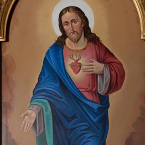 Zdjęcie nr 1: Obraz w kształcie stojącego prostokąta zamkniętego łukiem nadwieszonym. W centrum kompozycji ukazany Chrystus, w postawie stojącej na łuku utworzonym z obłoków, frontalnie, z lewą ręką wskazującą na gorejące na piersi serce, prawą spuszczoną w dół. Ubrany w długą, czerwoną suknię z długimi rękawami, u szyi obwiedzioną złotą lamówką oraz niebieski płaszcz, założony na prawe ramię. Na piersi Chrystusa gorejące serce na tle promienistej glorii, z zatkniętym u szczytu małym krzyżykiem, oplecione koroną cierniową. Twarz podłużna z długim i wąskim nosem, małymi oczami, ze wzrokiem skierowanym na wprost, okolona krótką brodą, rozdzieloną na dwa pukle oraz długimi włosami, z przedziałkiem pośrodku, spływającymi długimi puklami na ramiona i plecy. Wokół głowy złoty, kolisty nimb.  W prawym narożu sygnatura „Józef Żarnowski Malarz / w Zembrzycach w r(oku) 1887”.