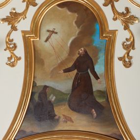 Zdjęcie nr 1: Obraz w kształcie stojącego prostokąta o wklęsłych bokach, od góry zamkniętego łukiem półkolistym, nadwieszonym. W centrum kompozycji przedstawienie klęczącego św. Franciszka otrzymującego stygmaty; głowa uniesiona lekko ku górze, ręce rozłożone szeroko na boki. Twarz widoczna z lewego profilu, okolona krótką i spiczasto zakończoną brodą, długi i prosty nos, małe oczy, na głowie tonsura. Święty ubrany jest w habit franciszkański, przewiązany sznurem. Przed nim, przy skałach siedzi czytający zakonnik w brązowym habicie, obok leżą zamknięta księga i czaszka. W oddali widoczny pejzaż górski. W lewym, górnym narożu postać ukrzyżowanego Chrystusa, z którego ran wychodzą czerwone promienie, tworzące stygmaty u św. Franciszka. W tle brunatno-żółte chmury na błękitnym niebie. Kolorystyka jasna, ciepła. Rama obrazu profilowana i złocona.