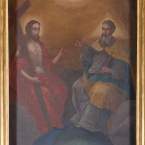 Zdjęcie nr 1: Obraz w formie stojącego prostokąta zamkniętego nadwieszonym łukiem półkolistym. Po lewej stronie kompozycji został ukazany Chrystus w pozycji siedzącej, ubrany w czerwoną szatę, prawą ręką podtrzymujący krzyż, lewą wystawiający w geście mowy. Wokół jego głowy widoczny okrągły nimb. Po prawej stronie znajduje się Bóg Ojciec ukazany w pozycji siedzącej, jako starszy mężczyzna, ubrany w długą i szarą szatę oraz żółty płaszcz z zieloną podszewką. W lewej ręce trzyma berło, prawą unosi w geście mowy. Nad jego głową jest trójkątny nimb. Obaj mężczyźni nogi opierają na globie ziemskim. Pomiędzy nimi, u góry, w świetlistym otoku znajduje się gołębica Ducha Świętego z szeroko rozpostartymi skrzydłami. Tło dwustrefowe: w dolnej części obłoki szarych chmur; w górnej tło jednolite, w kolorze ciemnego ugru; w przyłuczu obwiedzione pasem gęstych chmur. Na lewo od globu sygnatura „Michał Swaryszows/ki. Ma(lował): Kalwarya&quot;. Po prawej sygnatura renowacji obrazu: „Renovatum / Fr(ater) Didaeus / Batarrina A(nno) D(omini) 1870”.