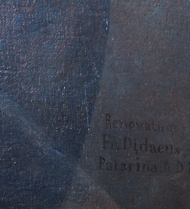 Zdjęcie nr 4: Obraz w formie stojącego prostokąta zamkniętego nadwieszonym łukiem półkolistym. Po lewej stronie kompozycji został ukazany Chrystus w pozycji siedzącej, ubrany w czerwoną szatę, prawą ręką podtrzymujący krzyż, lewą wystawiający w geście mowy. Wokół jego głowy widoczny okrągły nimb. Po prawej stronie znajduje się Bóg Ojciec ukazany w pozycji siedzącej, jako starszy mężczyzna, ubrany w długą i szarą szatę oraz żółty płaszcz z zieloną podszewką. W lewej ręce trzyma berło, prawą unosi w geście mowy. Nad jego głową jest trójkątny nimb. Obaj mężczyźni nogi opierają na globie ziemskim. Pomiędzy nimi, u góry, w świetlistym otoku znajduje się gołębica Ducha Świętego z szeroko rozpostartymi skrzydłami. Tło dwustrefowe: w dolnej części obłoki szarych chmur; w górnej tło jednolite, w kolorze ciemnego ugru; w przyłuczu obwiedzione pasem gęstych chmur. Na lewo od globu sygnatura „Michał Swaryszows/ki. Ma(lował): Kalwarya&quot;. Po prawej sygnatura renowacji obrazu: „Renovatum / Fr(ater) Didaeus / Batarrina A(nno) D(omini) 1870”.