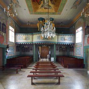 Zdjęcie nr 1: Organy architektoniczne, jednokondygnacyjne, pięcioosiowe. Oś środkowa i skrajne są wypukłe, wydzielone wielobocznymi ryzalitami z prześwitami wypełnionymi piszczałkami; zwieńczone profilowanym gzymsem z uskokami. Analogicznie ukształtowany gzyms ujmuje strukturę od dołu. Ryzality zewnętrzne sięgają stropu, środkowy niższy połączony jest z nimi płaskimi ściankami z prześwitami na piszczałki. Na ścianach bocznych organów płyciny mają ażurową kratkę. Organy ujęte są ażurowymi uszami utworzonymi z rocaille'ów. Oś środkowa ze zwieńczeniem w postaci muszli. Przestrzeń między ryzalitami oraz prześwity w górnej partii wypełniają stylizowane liście akantu. Struktura polichromowana w kolorze ciemnego turkusu; ornamentyka złocona.