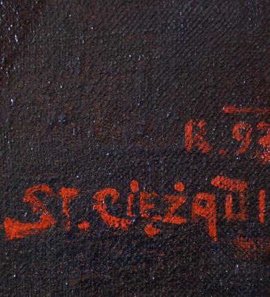 Zdjęcie nr 3: Obraz w kształcie stojącego prostokąta ujęty w złoconą, dekorowaną ornamentem roślinnym ramę. W centrum kompozycji ukazany Chrystus w półpostaci, frontalnie, z lewą ręką wskazującą na gorejące na piersi serce, prawą spuszczoną w dół. Ubrany w długą, białą suknię z długimi rękawami oraz czerwony płaszcz, założony na plecy. Na piersi gorejące serce na tle promienistej glorii, z zatkniętym u szczytu małym krzyżykiem, oplecione koroną cierniową. Twarz podłużna z długim i wąskim nosem, małymi oczami, ze wzrokiem skierowanym na wprost, okolona krótką brodą, rozdzieloną na dwa pukle oraz długimi włosami, z przedziałkiem pośrodku, spływającymi długimi puklami na ramiona i plecy. Na dłoniach widoczne ślady męki.
Tło jednolite, ciemnobrązowe. Kolorystyka ciemna. W prawym, dolnym narożu sygnatura „R(ok) 1935/ ST(ANISŁAW) CIĘŻADLIK”.