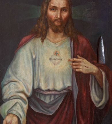 Zdjęcie nr 2: Obraz w kształcie stojącego prostokąta ujęty w złoconą, dekorowaną ornamentem roślinnym ramę. W centrum kompozycji ukazany Chrystus w półpostaci, frontalnie, z lewą ręką wskazującą na gorejące na piersi serce, prawą spuszczoną w dół. Ubrany w długą, białą suknię z długimi rękawami oraz czerwony płaszcz, założony na plecy. Na piersi gorejące serce na tle promienistej glorii, z zatkniętym u szczytu małym krzyżykiem, oplecione koroną cierniową. Twarz podłużna z długim i wąskim nosem, małymi oczami, ze wzrokiem skierowanym na wprost, okolona krótką brodą, rozdzieloną na dwa pukle oraz długimi włosami, z przedziałkiem pośrodku, spływającymi długimi puklami na ramiona i plecy. Na dłoniach widoczne ślady męki.
Tło jednolite, ciemnobrązowe. Kolorystyka ciemna. W prawym, dolnym narożu sygnatura „R(ok) 1935/ ST(ANISŁAW) CIĘŻADLIK”.