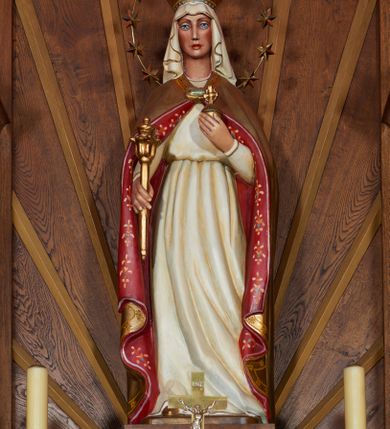 Zdjęcie nr 2: Ołtarz prostopadłościenny, ustawiony na wysokim cokole; mensa marmurowa z portatylem. Cokół i pierwszy stopień dekorowane głębokimi, profilowanymi płycinami. Antepedium w formie trapezoidalnej, zdobione płyciną w kształcie leżącego prostokąta o wypukłych narożach z malowanym przedstawieniem mandylionu (głowa Chrystusa) podtrzymywanego przez parę aniołów. Tło w postaci drapowanej kotary, u góry napis „SERVATORIS CHRISTI IMAGO EXLINTEO ILLO DESUMPTA IN QVO VERISS IPSIVS EFFIGIES NON ARTE DEPICTA”. Tabernakulum w formie prostopadłościennej skrzynki, zamknięte gzymsem. Drzwiczki dwuskrzydłowe w kształcie stojącego prostokąta, z aplikacjami w postaci kosza z chlebami i rybą, kłosów zbóż, winnego grona oraz kielicha zwieńczonego krzyżem. Nastawa ołtarzowa trójosiowa. Oś główna cofnięta do tyłu, flankowana wąskimi filarkami wspierającymi wyłamane, niepełne belkowanie, zamknięte gzymsem. Na szczycie niski cokolik, ujęty po bokach ażurową, rzeźbioną plecionką. Na cokoliku łaciński krzyż zatknięty na kuli. W polu głównym figura Matki Boskiej Królowej Świata ustawiona na trójstopniowym podeście, na tle wznoszących się ku górze promieni. Osie boczne w formie zdwojonych, masywnych filarów, wysuniętych do przodu. Trzony filarów ozdobione z przodu kwadratowymi płycinami z płaskorzeźbionymi scenami. Po lewej stronie od dołu: Święta Rodzina, Boże Narodzenie, Zwiastowanie; a po stronie prawej, od dołu: Matka Boska Orędowniczka Wiernych, Koronacja Matki Boskiej, Pieta. Filary zwieńczone rzeźbionymi płonącymi kagankami. Struktura bejcowana, płaskorzeźbione sceny niepolichromowane, promienie i detale w zwieńczeniu złocone i srebrzone.