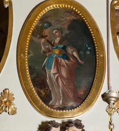 Zdjęcie nr 8: Ołtarz architektoniczny, jednoosiowy, jednokondygnacyjny ze zwieńczeniem, z uszami. Retabulum ustawione na prostopadłościennej mensie ołtarzowej z antepedium, zdobionym czterema prostokątnymi płycinami oddzielonymi kanelowanymi lizenami. Tabernakulum w kształcie prostopadłościennej skrzynki na wysokim cokole, zamkniętej od góry płaskim daszkiem, na którym miejsce na prosty tron do wystawiania monstrancji. Przednia ścianka tabernakulum zamknięta od góry gzymsem w formie łuku nadwieszonego. Drzwiczki w formie stojącego prostokąta zamkniętego łukiem półkolistym. W polu, obwiedzionym ramą o analogicznym kształcie płaskorzeźbiony krzyż z podstawą. Ustawiona na mensie nastawa wsparta na cokole z wyodrębnionymi po bokach dwoma postumentami, wyżej ujęta parą pilastrów, o trzonach ozdobionych płycinami i u góry zwisami ze stylizowanych kampanul, z nałożonymi u szczytu konsolkami pełniącymi funkcję kapiteli, które wspierają odcinki przerwanego belkowania. W polu głównym obraz Najświętszego Serca Pana Jezusa w kształcie pionowego prostokąta. Zwieńczenie  w ogólnym zarysie w formie trapezu, o bokach zaakcentowanych wklęsłymi łukami odcinkowymi, zamknięte od góry dwiema wolutkami, spiętymi u szczytu muszlą palmetową i ozdobionymi wicią z różami. W polu owalny obraz z przedstawieniem św. Tekli. Poniżej dwie uskrzydlone główki aniołków. Uszy z wici i motywów ornamentu rocaille'owego. Struktura ołtarza w kolorze białym, detale i ornamentyka złocone.