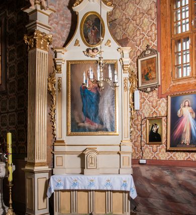 Zdjęcie nr 2: Ołtarz architektoniczny, jednoosiowy, jednokondygnacyjny ze zwieńczeniem, z uszami. Retabulum ustawione na prostopadłościennej mensie ołtarzowej z antepedium, zdobionym czterema prostokątnymi płycinami oddzielonymi kanelowanymi lizenami. Tabernakulum w kształcie prostopadłościennej skrzynki na wysokim cokole, zamkniętej od góry płaskim daszkiem, na którym miejsce na prosty tron do wystawiania monstrancji. Przednia ścianka tabernakulum zamknięta od góry gzymsem w formie łuku nadwieszonego. Drzwiczki w formie stojącego prostokąta zamkniętego łukiem półkolistym. W polu, obwiedzionym ramą o analogicznym kształcie płaskorzeźbiony krzyż z podstawą. Ustawiona na mensie nastawa wsparta na cokole z wyodrębnionymi po bokach dwoma postumentami, wyżej ujęta parą pilastrów, o trzonach ozdobionych płycinami i u góry zwisami ze stylizowanych kampanul, z nałożonymi u szczytu konsolkami pełniącymi funkcję kapiteli, które wspierają odcinki przerwanego belkowania. W polu głównym obraz Najświętszego Serca Pana Jezusa w kształcie pionowego prostokąta. Zwieńczenie  w ogólnym zarysie w formie trapezu, o bokach zaakcentowanych wklęsłymi łukami odcinkowymi, zamknięte od góry dwiema wolutkami, spiętymi u szczytu muszlą palmetową i ozdobionymi wicią z różami. W polu owalny obraz z przedstawieniem św. Tekli. Poniżej dwie uskrzydlone główki aniołków. Uszy z wici i motywów ornamentu rocaille'owego. Struktura ołtarza w kolorze białym, detale i ornamentyka złocone.