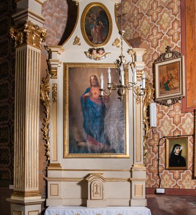 Zdjęcie nr 1: Ołtarz architektoniczny, jednoosiowy, jednokondygnacyjny ze zwieńczeniem, z uszami. Retabulum ustawione na prostopadłościennej mensie ołtarzowej z antepedium, zdobionym czterema prostokątnymi płycinami oddzielonymi kanelowanymi lizenami. Tabernakulum w kształcie prostopadłościennej skrzynki na wysokim cokole, zamkniętej od góry płaskim daszkiem, na którym miejsce na prosty tron do wystawiania monstrancji. Przednia ścianka tabernakulum zamknięta od góry gzymsem w formie łuku nadwieszonego. Drzwiczki w formie stojącego prostokąta zamkniętego łukiem półkolistym. W polu, obwiedzionym ramą o analogicznym kształcie płaskorzeźbiony krzyż z podstawą. Ustawiona na mensie nastawa wsparta na cokole z wyodrębnionymi po bokach dwoma postumentami, wyżej ujęta parą pilastrów, o trzonach ozdobionych płycinami i u góry zwisami ze stylizowanych kampanul, z nałożonymi u szczytu konsolkami pełniącymi funkcję kapiteli, które wspierają odcinki przerwanego belkowania. W polu głównym obraz Najświętszego Serca Pana Jezusa w kształcie pionowego prostokąta. Zwieńczenie  w ogólnym zarysie w formie trapezu, o bokach zaakcentowanych wklęsłymi łukami odcinkowymi, zamknięte od góry dwiema wolutkami, spiętymi u szczytu muszlą palmetową i ozdobionymi wicią z różami. W polu owalny obraz z przedstawieniem św. Tekli. Poniżej dwie uskrzydlone główki aniołków. Uszy z wici i motywów ornamentu rocaille'owego. Struktura ołtarza w kolorze białym, detale i ornamentyka złocone.