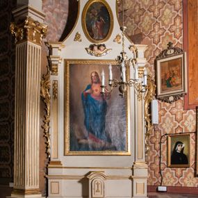 Zdjęcie nr 1: Ołtarz architektoniczny, jednoosiowy, jednokondygnacyjny ze zwieńczeniem, z uszami. Retabulum ustawione na prostopadłościennej mensie ołtarzowej z antepedium, zdobionym czterema prostokątnymi płycinami oddzielonymi kanelowanymi lizenami. Tabernakulum w kształcie prostopadłościennej skrzynki na wysokim cokole, zamkniętej od góry płaskim daszkiem, na którym miejsce na prosty tron do wystawiania monstrancji. Przednia ścianka tabernakulum zamknięta od góry gzymsem w formie łuku nadwieszonego. Drzwiczki w formie stojącego prostokąta zamkniętego łukiem półkolistym. W polu, obwiedzionym ramą o analogicznym kształcie płaskorzeźbiony krzyż z podstawą. Ustawiona na mensie nastawa wsparta na cokole z wyodrębnionymi po bokach dwoma postumentami, wyżej ujęta parą pilastrów, o trzonach ozdobionych płycinami i u góry zwisami ze stylizowanych kampanul, z nałożonymi u szczytu konsolkami pełniącymi funkcję kapiteli, które wspierają odcinki przerwanego belkowania. W polu głównym obraz Najświętszego Serca Pana Jezusa w kształcie pionowego prostokąta. Zwieńczenie  w ogólnym zarysie w formie trapezu, o bokach zaakcentowanych wklęsłymi łukami odcinkowymi, zamknięte od góry dwiema wolutkami, spiętymi u szczytu muszlą palmetową i ozdobionymi wicią z różami. W polu owalny obraz z przedstawieniem św. Tekli. Poniżej dwie uskrzydlone główki aniołków. Uszy z wici i motywów ornamentu rocaille'owego. Struktura ołtarza w kolorze białym, detale i ornamentyka złocone.