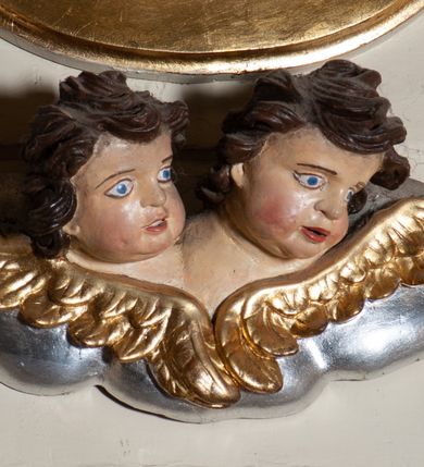 Zdjęcie nr 12: Ołtarz architektoniczny, jednoosiowy, jednokondygnacyjny ze zwieńczeniem, z uszami. Retabulum ustawione na prostopadłościennej mensie ołtarzowej z antepedium, zdobionym czterema prostokątnymi płycinami oddzielonymi kanelowanymi lizenami. Tabernakulum w kształcie prostopadłościennej skrzynki na wysokim cokole, zamkniętej od góry płaskim daszkiem, na którym miejsce na prosty tron do wystawiania monstrancji. Przednia ścianka tabernakulum zamknięta od góry gzymsem w formie łuku nadwieszonego. Drzwiczki w formie stojącego prostokąta zamkniętego łukiem półkolistym. W polu, obwiedzionym ramą o analogicznym kształcie płaskorzeźbiony krzyż z podstawą. Ustawiona na mensie nastawa wsparta na cokole z wyodrębnionymi po bokach dwoma postumentami, wyżej ujęta parą pilastrów, o trzonach ozdobionych płycinami i u góry zwisami ze stylizowanych kampanul, z nałożonymi u szczytu konsolkami pełniącymi funkcję kapiteli, które wspierają odcinki przerwanego belkowania. W polu głównym obraz Najświętszego Serca Pana Jezusa w kształcie pionowego prostokąta. Zwieńczenie  w ogólnym zarysie w formie trapezu, o bokach zaakcentowanych wklęsłymi łukami odcinkowymi, zamknięte od góry dwiema wolutkami, spiętymi u szczytu muszlą palmetową i ozdobionymi wicią z różami. W polu owalny obraz z przedstawieniem św. Tekli. Poniżej dwie uskrzydlone główki aniołków. Uszy z wici i motywów ornamentu rocaille&#039;owego. Struktura ołtarza w kolorze białym, detale i ornamentyka złocone.