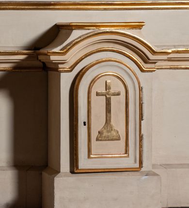 Zdjęcie nr 4: Ołtarz architektoniczny, jednoosiowy, jednokondygnacyjny ze zwieńczeniem, z uszami. Retabulum ustawione na prostopadłościennej mensie ołtarzowej z antepedium, zdobionym czterema prostokątnymi płycinami oddzielonymi kanelowanymi lizenami. Tabernakulum w kształcie prostopadłościennej skrzynki na wysokim cokole, zamkniętej od góry płaskim daszkiem, na którym miejsce na prosty tron do wystawiania monstrancji. Przednia ścianka tabernakulum zamknięta od góry gzymsem w formie łuku nadwieszonego. Drzwiczki w formie stojącego prostokąta zamkniętego łukiem półkolistym. W polu, obwiedzionym ramą o analogicznym kształcie płaskorzeźbiony krzyż z podstawą. Ustawiona na mensie nastawa wsparta na cokole z wyodrębnionymi po bokach dwoma postumentami, wyżej ujęta parą pilastrów, o trzonach ozdobionych płycinami i u góry zwisami ze stylizowanych kampanul, z nałożonymi u szczytu konsolkami pełniącymi funkcję kapiteli, które wspierają odcinki przerwanego belkowania. W polu głównym obraz Najświętszego Serca Pana Jezusa w kształcie pionowego prostokąta. Zwieńczenie  w ogólnym zarysie w formie trapezu, o bokach zaakcentowanych wklęsłymi łukami odcinkowymi, zamknięte od góry dwiema wolutkami, spiętymi u szczytu muszlą palmetową i ozdobionymi wicią z różami. W polu owalny obraz z przedstawieniem św. Tekli. Poniżej dwie uskrzydlone główki aniołków. Uszy z wici i motywów ornamentu rocaille'owego. Struktura ołtarza w kolorze białym, detale i ornamentyka złocone.