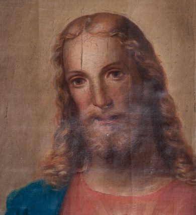 Zdjęcie nr 3: Ołtarz architektoniczny, jednoosiowy, jednokondygnacyjny ze zwieńczeniem, z uszami. Retabulum ustawione na prostopadłościennej mensie ołtarzowej z antepedium, zdobionym czterema prostokątnymi płycinami oddzielonymi kanelowanymi lizenami. Tabernakulum w kształcie prostopadłościennej skrzynki na wysokim cokole, zamkniętej od góry płaskim daszkiem, na którym miejsce na prosty tron do wystawiania monstrancji. Przednia ścianka tabernakulum zamknięta od góry gzymsem w formie łuku nadwieszonego. Drzwiczki w formie stojącego prostokąta zamkniętego łukiem półkolistym. W polu, obwiedzionym ramą o analogicznym kształcie płaskorzeźbiony krzyż z podstawą. Ustawiona na mensie nastawa wsparta na cokole z wyodrębnionymi po bokach dwoma postumentami, wyżej ujęta parą pilastrów, o trzonach ozdobionych płycinami i u góry zwisami ze stylizowanych kampanul, z nałożonymi u szczytu konsolkami pełniącymi funkcję kapiteli, które wspierają odcinki przerwanego belkowania. W polu głównym obraz Najświętszego Serca Pana Jezusa w kształcie pionowego prostokąta. Zwieńczenie  w ogólnym zarysie w formie trapezu, o bokach zaakcentowanych wklęsłymi łukami odcinkowymi, zamknięte od góry dwiema wolutkami, spiętymi u szczytu muszlą palmetową i ozdobionymi wicią z różami. W polu owalny obraz z przedstawieniem św. Tekli. Poniżej dwie uskrzydlone główki aniołków. Uszy z wici i motywów ornamentu rocaille'owego. Struktura ołtarza w kolorze białym, detale i ornamentyka złocone.