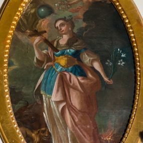 Zdjęcie nr 1: Obraz owalny, w centrum kompozycji ukazana św. Tekla, w postawie stojącej, frontalnie, w delikatnym kontrapoście, z krzyżem w prawej dłoni, z gałązką białej lilii w lewej, z głową zwróconą w prawą stronę. Twarz szeroka, nos długi i wąski, wydatne usta, duże oczy ze wzrokiem skierowanym w dal. Włosy upięte do tyłu, ozdobione kwiatem i perełkami, na uchu biały kolczyk. Ubrana w długą i białą suknię z podwiniętymi, szerokimi rękawami oraz niebieską tunikę przewiązaną w talii złotym, antycznym pasem. Na plecy zarzucony swobodnie różowy płaszcz, zawieszony z przodu lewą połą na pasku; stopy bose. Po prawej stronie kompozycji, u dołu płonący stos, po lewej byk i lew. U góry Bóg Ojciec z kulą ziemską, częściowo niewidoczny, a po prawej dwa aniołki, z których jeden trzyma wianek z kwiatów nad głową świętej. Tło pochmurne, w odcieniach szarości. Kolorystyka stonowana.

