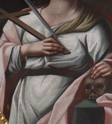 Zdjęcie nr 4: Obraz w kształcie owalu. W centrum kompozycji ukazana św. Wiktoria, w postawie stojącej, w trzech czwartych, z głową zwróconą w swoją lewą stronę i uniesioną delikatnie do góry. Lewa ręka świętej wsparta na leżącej na stoliku czaszce, podtrzymuje palmę męczeństwa w dłoni, a prawa trzyma przy piersi krzyż. Twarz o delikatnych rysach, długim i wąskim nosie, wzroku skierowanym do góry. Włosy ciemnobrązowe, upięte do tyłu, za nałożonym welonem na upięcie, spływającym na lewe ramię. Święta ubrana w długą białą suknię z długimi rękawami, przewiązaną w talii brązowym paskiem oraz jasnoróżowy płaszcz swobodnie założony na plecy. Z lewej strony obrazu serce św. Wiktorii przeszywa miecz. Stół zasłany jest zielonym obrusem. Tło jednolite, ciemnobrązowe. 

