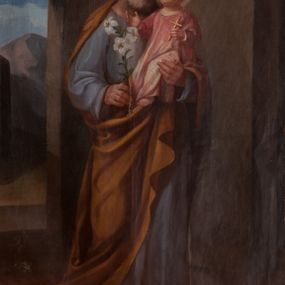 Zdjęcie nr 1: Obraz w kształcie stojącego prostokąta przedstawiający św. Józefa z Dzieciątkiem. Święty został ukazany w całej postaci, delikatnie zwrócony w lewo. Na lewej ręce trzyma Dzieciątko Jezus, a w prawej gałązkę białej lilii. Święty Józef ma szeroką twarz, okoloną krótką i siwą brodą oraz siwe włosy, nos długi i wąski, wzrok wpatrzony w Jezusa. Ubrany jest w niebieską szatę z długimi rękawami oraz ugrowy płaszcz; na stopach ma sandały. Dzieciątko ma twarz o rysach niemowlęcych, wzrok skierowany ku górze. Zwrócone jest w trzech czwartych w prawo, ukazane w pozycji siedzącej, z krzyżykiem łacińskim w lewej dłoni, z prawą rączką wyciągniętą przed siebie. Ubrane w jasnoróżową sukienkę z długimi rękawami. Wokół głów św. Józefa i Dzieciątka znajdują się złote nimby. Całość ukazana w sumarycznie oddanym wnętrzu architektonicznym z arkadą otwartą na pejzaż górski. W prawym górnym narożu dwie uskrzydlone główki anielskie na chmurze obłoków. 
