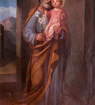 Zdjęcie nr 2: Obraz w kształcie stojącego prostokąta przedstawiający św. Józefa z Dzieciątkiem. Święty został ukazany w całej postaci, delikatnie zwrócony w lewo. Na lewej ręce trzyma Dzieciątko Jezus, a w prawej gałązkę białej lilii. Święty Józef ma szeroką twarz, okoloną krótką i siwą brodą oraz siwe włosy, nos długi i wąski, wzrok wpatrzony w Jezusa. Ubrany jest w niebieską szatę z długimi rękawami oraz ugrowy płaszcz; na stopach ma sandały. Dzieciątko ma twarz o rysach niemowlęcych, wzrok skierowany ku górze. Zwrócone jest w trzech czwartych w prawo, ukazane w pozycji siedzącej, z krzyżykiem łacińskim w lewej dłoni, z prawą rączką wyciągniętą przed siebie. Ubrane w jasnoróżową sukienkę z długimi rękawami. Wokół głów św. Józefa i Dzieciątka znajdują się złote nimby. Całość ukazana w sumarycznie oddanym wnętrzu architektonicznym z arkadą otwartą na pejzaż górski. W prawym górnym narożu dwie uskrzydlone główki anielskie na chmurze obłoków. 
