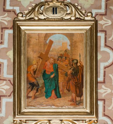 Zdjęcie nr 2: Stacje drogi krzyżowej zawieszone na ścianach bocznych nawy głównej, po siedem z każdej strony. Obrazy w kształcie stojących prostokątów, ujętych od dołu i góry stylizowanymi, rzeźbionymi liśćmi akantu i owalem pośrodku. W zwieńczeniu w owalu malowane numery stacji, u góry zakończone krzyżykiem greckim. Obrazy w formie chromolitografii ujęte profilowaną ramą. Kompozycje bogate, przeważnie wielopostaciowe, odwołujące się do tradycyjnych rozwiązań ikonografii pasyjnej. Kolorystyka żywa, z dominacją czerwieni i ugru, plan dalszy rozmyty. Na oleodruku ze stacji pierwszej, fragmentarycznie wygiętym od spodu, widoczny fragment napisu „Edit a Paris rue des Ecoles 60 Denos (?)”. Na stacji czternastej sygnatura firmy „TURGIS A PARIS”.