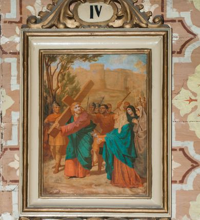 Zdjęcie nr 8: Stacje drogi krzyżowej zawieszone na ścianach bocznych nawy głównej, po siedem z każdej strony. Obrazy w kształcie stojących prostokątów, ujętych od dołu i góry stylizowanymi, rzeźbionymi liśćmi akantu i owalem pośrodku. W zwieńczeniu w owalu malowane numery stacji, u góry zakończone krzyżykiem greckim. Obrazy w formie chromolitografii ujęte profilowaną ramą. Kompozycje bogate, przeważnie wielopostaciowe, odwołujące się do tradycyjnych rozwiązań ikonografii pasyjnej. Kolorystyka żywa, z dominacją czerwieni i ugru, plan dalszy rozmyty. Na oleodruku ze stacji pierwszej, fragmentarycznie wygiętym od spodu, widoczny fragment napisu „Edit a Paris rue des Ecoles 60 Denos (?)”. Na stacji czternastej sygnatura firmy „TURGIS A PARIS”.