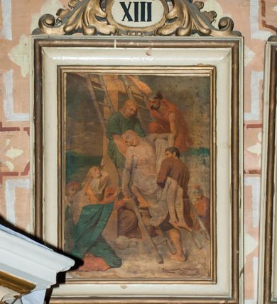 Zdjęcie nr 5: Stacje drogi krzyżowej zawieszone na ścianach bocznych nawy głównej, po siedem z każdej strony. Obrazy w kształcie stojących prostokątów, ujętych od dołu i góry stylizowanymi, rzeźbionymi liśćmi akantu i owalem pośrodku. W zwieńczeniu w owalu malowane numery stacji, u góry zakończone krzyżykiem greckim. Obrazy w formie chromolitografii ujęte profilowaną ramą. Kompozycje bogate, przeważnie wielopostaciowe, odwołujące się do tradycyjnych rozwiązań ikonografii pasyjnej. Kolorystyka żywa, z dominacją czerwieni i ugru, plan dalszy rozmyty. Na oleodruku ze stacji pierwszej, fragmentarycznie wygiętym od spodu, widoczny fragment napisu „Edit a Paris rue des Ecoles 60 Denos (?)”. Na stacji czternastej sygnatura firmy „TURGIS A PARIS”.