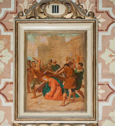 Zdjęcie nr 7: Stacje drogi krzyżowej zawieszone na ścianach bocznych nawy głównej, po siedem z każdej strony. Obrazy w kształcie stojących prostokątów, ujętych od dołu i góry stylizowanymi, rzeźbionymi liśćmi akantu i owalem pośrodku. W zwieńczeniu w owalu malowane numery stacji, u góry zakończone krzyżykiem greckim. Obrazy w formie chromolitografii ujęte profilowaną ramą. Kompozycje bogate, przeważnie wielopostaciowe, odwołujące się do tradycyjnych rozwiązań ikonografii pasyjnej. Kolorystyka żywa, z dominacją czerwieni i ugru, plan dalszy rozmyty. Na oleodruku ze stacji pierwszej, fragmentarycznie wygiętym od spodu, widoczny fragment napisu „Edit a Paris rue des Ecoles 60 Denos (?)”. Na stacji czternastej sygnatura firmy „TURGIS A PARIS”.