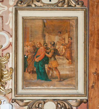 Zdjęcie nr 1: Stacje drogi krzyżowej zawieszone na ścianach bocznych nawy głównej, po siedem z każdej strony. Obrazy w kształcie stojących prostokątów, ujętych od dołu i góry stylizowanymi, rzeźbionymi liśćmi akantu i owalem pośrodku. W zwieńczeniu w owalu malowane numery stacji, u góry zakończone krzyżykiem greckim. Obrazy w formie chromolitografii ujęte profilowaną ramą. Kompozycje bogate, przeważnie wielopostaciowe, odwołujące się do tradycyjnych rozwiązań ikonografii pasyjnej. Kolorystyka żywa, z dominacją czerwieni i ugru, plan dalszy rozmyty. Na oleodruku ze stacji pierwszej, fragmentarycznie wygiętym od spodu, widoczny fragment napisu „Edit a Paris rue des Ecoles 60 Denos (?)”. Na stacji czternastej sygnatura firmy „TURGIS A PARIS”.