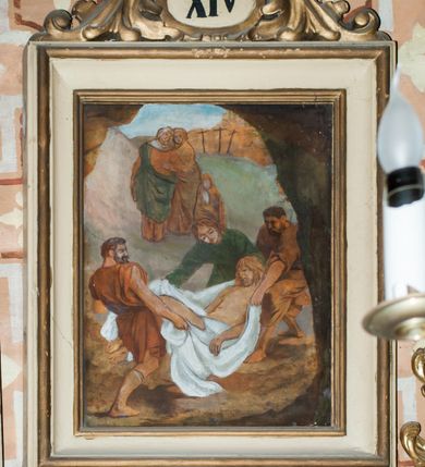 Zdjęcie nr 6: Stacje drogi krzyżowej zawieszone na ścianach bocznych nawy głównej, po siedem z każdej strony. Obrazy w kształcie stojących prostokątów, ujętych od dołu i góry stylizowanymi, rzeźbionymi liśćmi akantu i owalem pośrodku. W zwieńczeniu w owalu malowane numery stacji, u góry zakończone krzyżykiem greckim. Obrazy w formie chromolitografii ujęte profilowaną ramą. Kompozycje bogate, przeważnie wielopostaciowe, odwołujące się do tradycyjnych rozwiązań ikonografii pasyjnej. Kolorystyka żywa, z dominacją czerwieni i ugru, plan dalszy rozmyty. Na oleodruku ze stacji pierwszej, fragmentarycznie wygiętym od spodu, widoczny fragment napisu „Edit a Paris rue des Ecoles 60 Denos (?)”. Na stacji czternastej sygnatura firmy „TURGIS A PARIS”.