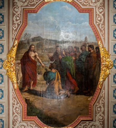 Zdjęcie nr 1: Obraz w formie stojącego prostokąta z łukowato wygiętymi bokami. Kompozycja wielofigurowa, z przedstawieniem klęczącego przed Chrystusem św. Piotra oraz grupy apostołów na tle pejzażu. W centrum obrazu św. Piotr ukazany jako klęczący, od tyłu, zwrócony w trzech czwartych w prawo. W obu dłoniach trzyma przy piersi klucze. Ubrany jest w błękitną tunikę oraz przewiązany diagonalnie przez korpus żółty płaszcz. Przed nim stoi Chrystus skierowany w trzech czwartych w prawo, z głową zwróconą w lewo. Lewą ręką wskazuje na trzymane przez św. Piotra klucze, prawą wyciąga w bok. Ubrany jest w czerwony płaszcz przewiązany diagonalnie na prawym ramieniu, odsłaniający częściowo tors. Za nim znajduje się stado owiec. W prawej części obrazu znajduje się grupa siedmiu apostołów w poruszonych pozach, czworo z nich ukazanych jest w profilu, troje z odwróconymi głowami. Wszyscy ubrani są w luźne tuniki i narzucone na ramiona płaszcze. Obok św. Piotra stoi św. Jan przedstawiony jako młodzieniec, z długimi, jasnymi włosami, w czerwonej tunice i zielonym płaszczu. W tle pejzaż ze sztafażem architektonicznym i błękitnym niebem w górnej części obrazu. Kolorystyka stonowana, zgaszona, spokojna z delikatnie prowadzonym światłocieniem. Obraz ujęty ramą powtarzającą jego kształt, dekorowaną perełkowaniem, rowkami oraz stylizowanym ornamentem roślinnym na każdym z czterech boków. 

