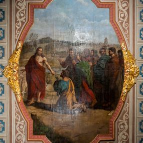 Zdjęcie nr 1: Obraz w formie stojącego prostokąta z łukowato wygiętymi bokami. Kompozycja wielofigurowa, z przedstawieniem klęczącego przed Chrystusem św. Piotra oraz grupy apostołów na tle pejzażu. W centrum obrazu św. Piotr ukazany jako klęczący, od tyłu, zwrócony w trzech czwartych w prawo. W obu dłoniach trzyma przy piersi klucze. Ubrany jest w błękitną tunikę oraz przewiązany diagonalnie przez korpus żółty płaszcz. Przed nim stoi Chrystus skierowany w trzech czwartych w prawo, z głową zwróconą w lewo. Lewą ręką wskazuje na trzymane przez św. Piotra klucze, prawą wyciąga w bok. Ubrany jest w czerwony płaszcz przewiązany diagonalnie na prawym ramieniu, odsłaniający częściowo tors. Za nim znajduje się stado owiec. W prawej części obrazu znajduje się grupa siedmiu apostołów w poruszonych pozach, czworo z nich ukazanych jest w profilu, troje z odwróconymi głowami. Wszyscy ubrani są w luźne tuniki i narzucone na ramiona płaszcze. Obok św. Piotra stoi św. Jan przedstawiony jako młodzieniec, z długimi, jasnymi włosami, w czerwonej tunice i zielonym płaszczu. W tle pejzaż ze sztafażem architektonicznym i błękitnym niebem w górnej części obrazu. Kolorystyka stonowana, zgaszona, spokojna z delikatnie prowadzonym światłocieniem. Obraz ujęty ramą powtarzającą jego kształt, dekorowaną perełkowaniem, rowkami oraz stylizowanym ornamentem roślinnym na każdym z czterech boków. 

