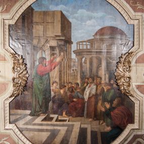 Zdjęcie nr 1: Obraz w formie stojącego prostokąta o wypukłych krótszych bokach i wklęsłych dłuższych. Kompozycja wielofigurowa z przedstawieniem św. Piotra stojącego na schodach i przemawiającego do tłumu na tle architektury. W lewej części obrazu, na pierwszym planie, św. Piotr ukazany z profilu, z uniesionymi wysoko rękami. Przedstawiony jako dojrzały mężczyzna z kręconą brodą i włosami. Ubrany jest w czerwoną tunikę i zielony płaszcz. Przed nim, na drugim planie ukazany tłum postaci, po lewej grupa kilku siedzących osób żywo dyskutująca i gestykulująca, pozostali stoją wpatrzeni w świętego. Wśród nich znajduje się starzec opierający głowę o laskę. W prawym dolnym rogu, na pierwszym planie ukazany z profilu mężczyzna z wyciągniętymi w przód rękami. W tle pejzaż architektoniczny, z budynkiem o podcieniach arkadowych po lewej stronie i centralną świątynią kolumnową zamkniętą kopułą po prawej (tempietto). Przed nią widoczny fragment pomnika. W głębi sztafaż z dwiema spacerującymi postaciami i widok oddalonego miasta. Ponad nimi szaro-błękitne niebo. Kolorystyka zgaszona, barwy stonowane. Delikatny modelunek światłocieniowy. Obraz ujęty ramą o tym samym kształcie, dekorowaną perełkowaniem i żłobieniami, na każdym z czterech boków stylizowany ornament roślinny. 