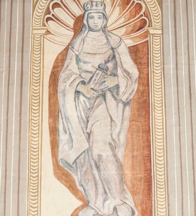 Zdjęcie nr 8: Ściany prezbiterium artykułowane malowanymi en grisaille, kompozytowymi pilastrami ustawionymi na wysokim cokole, dźwigającymi belkowanie, zakończone kostkowaniem, z tryglifami na ich osi. Cokół i fryz dekorowane płycinami z malowaną imitacją czerwonej marmoryzacji. Między pilastrami w połowie wysokości ściany malowane nisze zamknięte konchami z wizerunkami świętych, sceny ze świętymi w prostokątnych ramach i medaliony. Nisze i medaliony ukazane na beżowym tle, ujęte od dołu i od góry wicią roślinną z uskrzydlonymi główkami anielskimi i z krzyżami malowanymi en grisaille. Sceny ze świętymi ukazane na tle ścian pokrytych imitacją jasnobrązowej marmoryzacji. Na ścianie północnej w czerwonych niszach całopostaciowe przedstawienia św. Szymona z Lipnicy, św. Jacka oraz św. Andrzeja Boboli malowane en grisaille. Nad drzwiami do zakrystii malowana monochromatycznie w odcieniach czerwieni scena ze św. Kazimierzem klęczącym przed krucyfiksem, w towarzystwie puttów. Pomiędzy niszami scena ze św. Stanisławem wskrzeszającym Piotrowina. Na ścianie południowej w czerwonych niszach całopostaciowe przedstawienia św. Kingi i bł. Bronisławy malowane en grisaille oraz malowane dwie sceny ujęte ramami ukazujące św. Jana Kantego z uczniami na dziedzińcu Collegium Maius oraz św. Wojciecha podczas kazania. Pod oknem malowana podłużna płycina, ujęta ramą z monochromatycznym przedstawieniem aniołków w tanecznych pozach w jasnoczerwonych odcieniach. Na ścianie zamykającej prezbiterium namalowane en grisaille dwa medaliony z popiersiami św. Stanisława Kostki i św. Jadwigi. Strop w części prezbiterialnej ujęty ramą z kasetonów o niebieskim tle z rozetami. Pole środkowe stropu wypełnione białą wicią roślinną na bladoróżowym tle. W centralnej części plafon w formie stojącego prostokąta z wyłamanymi na kształt łuków odcinkowych bokami, ujęty rzeźbioną ramą, z przedstawieniem ofiarowania kluczy św. Piotrowi. 
Ściany nawy artykułowane analogicznymi względem prezbiterium pilastrami na cokołach, dźwigającymi belkowanie. Pomiędzy otworami okiennymi malowane nisze z postaciami Chrystusa (ściana północna) i Marii (ściana południowa). Strop nad nawą główną ujęty bordiurą z kasetonów o niebieskim tle z rozetami. W centralnej części plafon w formie stojącego prostokąta z wyłamanymi na kształt łuków odcinkowych bokami, krótszymi wypukłymi, dłuższymi wklęsłymi, ujęty rzeźbioną ramą, z przedstawieniem kazania św. Pawła w Atenach. W czterech narożach plafonu bladoczerwone pola o nieregularnym kształcie wypełnione wicią roślinną z atrybutami godności kościelnych – tiarą papieską, stułą, tablicami prawa (papież), kapeluszem kardynalskim, księgą, stułą, laską z krzyżem patriarchalnym (kardynał), infułą, kadzielnicą, księgą, pastorałem (biskup), biretem, księgą, stułą, kadzielnicą, laską zakończoną krzyżem (kanonik). W części zachodniej, pod chórem strop belkowy. Pola pomiędzy belkami wypełnione wicią roślinną z główkami anielskimi. Ściany podzielone na dwie strefy – część cokołową oraz partię górną imitującą rustykę.

