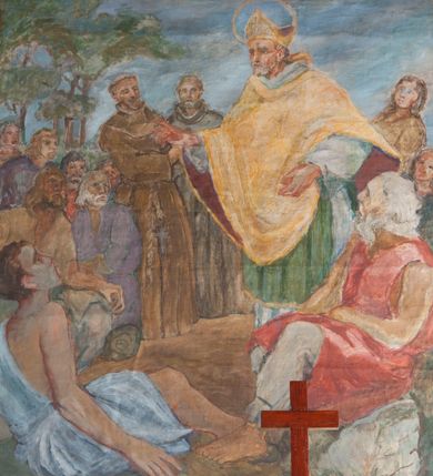 Zdjęcie nr 12: Ściany prezbiterium artykułowane malowanymi en grisaille, kompozytowymi pilastrami ustawionymi na wysokim cokole, dźwigającymi belkowanie, zakończone kostkowaniem, z tryglifami na ich osi. Cokół i fryz dekorowane płycinami z malowaną imitacją czerwonej marmoryzacji. Między pilastrami w połowie wysokości ściany malowane nisze zamknięte konchami z wizerunkami świętych, sceny ze świętymi w prostokątnych ramach i medaliony. Nisze i medaliony ukazane na beżowym tle, ujęte od dołu i od góry wicią roślinną z uskrzydlonymi główkami anielskimi i z krzyżami malowanymi en grisaille. Sceny ze świętymi ukazane na tle ścian pokrytych imitacją jasnobrązowej marmoryzacji. Na ścianie północnej w czerwonych niszach całopostaciowe przedstawienia św. Szymona z Lipnicy, św. Jacka oraz św. Andrzeja Boboli malowane en grisaille. Nad drzwiami do zakrystii malowana monochromatycznie w odcieniach czerwieni scena ze św. Kazimierzem klęczącym przed krucyfiksem, w towarzystwie puttów. Pomiędzy niszami scena ze św. Stanisławem wskrzeszającym Piotrowina. Na ścianie południowej w czerwonych niszach całopostaciowe przedstawienia św. Kingi i bł. Bronisławy malowane en grisaille oraz malowane dwie sceny ujęte ramami ukazujące św. Jana Kantego z uczniami na dziedzińcu Collegium Maius oraz św. Wojciecha podczas kazania. Pod oknem malowana podłużna płycina, ujęta ramą z monochromatycznym przedstawieniem aniołków w tanecznych pozach w jasnoczerwonych odcieniach. Na ścianie zamykającej prezbiterium namalowane en grisaille dwa medaliony z popiersiami św. Stanisława Kostki i św. Jadwigi. Strop w części prezbiterialnej ujęty ramą z kasetonów o niebieskim tle z rozetami. Pole środkowe stropu wypełnione białą wicią roślinną na bladoróżowym tle. W centralnej części plafon w formie stojącego prostokąta z wyłamanymi na kształt łuków odcinkowych bokami, ujęty rzeźbioną ramą, z przedstawieniem ofiarowania kluczy św. Piotrowi. 
Ściany nawy artykułowane analogicznymi względem prezbiterium pilastrami na cokołach, dźwigającymi belkowanie. Pomiędzy otworami okiennymi malowane nisze z postaciami Chrystusa (ściana północna) i Marii (ściana południowa). Strop nad nawą główną ujęty bordiurą z kasetonów o niebieskim tle z rozetami. W centralnej części plafon w formie stojącego prostokąta z wyłamanymi na kształt łuków odcinkowych bokami, krótszymi wypukłymi, dłuższymi wklęsłymi, ujęty rzeźbioną ramą, z przedstawieniem kazania św. Pawła w Atenach. W czterech narożach plafonu bladoczerwone pola o nieregularnym kształcie wypełnione wicią roślinną z atrybutami godności kościelnych – tiarą papieską, stułą, tablicami prawa (papież), kapeluszem kardynalskim, księgą, stułą, laską z krzyżem patriarchalnym (kardynał), infułą, kadzielnicą, księgą, pastorałem (biskup), biretem, księgą, stułą, kadzielnicą, laską zakończoną krzyżem (kanonik). W części zachodniej, pod chórem strop belkowy. Pola pomiędzy belkami wypełnione wicią roślinną z główkami anielskimi. Ściany podzielone na dwie strefy – część cokołową oraz partię górną imitującą rustykę.

