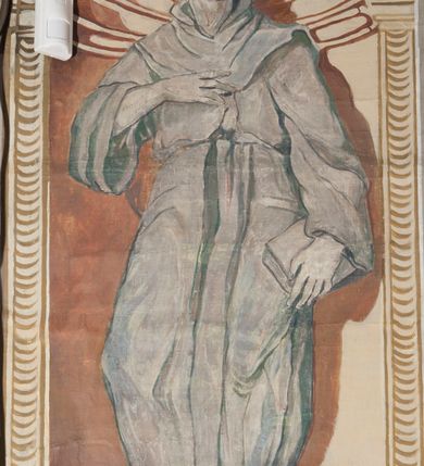 Zdjęcie nr 5: Ściany prezbiterium artykułowane malowanymi en grisaille, kompozytowymi pilastrami ustawionymi na wysokim cokole, dźwigającymi belkowanie, zakończone kostkowaniem, z tryglifami na ich osi. Cokół i fryz dekorowane płycinami z malowaną imitacją czerwonej marmoryzacji. Między pilastrami w połowie wysokości ściany malowane nisze zamknięte konchami z wizerunkami świętych, sceny ze świętymi w prostokątnych ramach i medaliony. Nisze i medaliony ukazane na beżowym tle, ujęte od dołu i od góry wicią roślinną z uskrzydlonymi główkami anielskimi i z krzyżami malowanymi en grisaille. Sceny ze świętymi ukazane na tle ścian pokrytych imitacją jasnobrązowej marmoryzacji. Na ścianie północnej w czerwonych niszach całopostaciowe przedstawienia św. Szymona z Lipnicy, św. Jacka oraz św. Andrzeja Boboli malowane en grisaille. Nad drzwiami do zakrystii malowana monochromatycznie w odcieniach czerwieni scena ze św. Kazimierzem klęczącym przed krucyfiksem, w towarzystwie puttów. Pomiędzy niszami scena ze św. Stanisławem wskrzeszającym Piotrowina. Na ścianie południowej w czerwonych niszach całopostaciowe przedstawienia św. Kingi i bł. Bronisławy malowane en grisaille oraz malowane dwie sceny ujęte ramami ukazujące św. Jana Kantego z uczniami na dziedzińcu Collegium Maius oraz św. Wojciecha podczas kazania. Pod oknem malowana podłużna płycina, ujęta ramą z monochromatycznym przedstawieniem aniołków w tanecznych pozach w jasnoczerwonych odcieniach. Na ścianie zamykającej prezbiterium namalowane en grisaille dwa medaliony z popiersiami św. Stanisława Kostki i św. Jadwigi. Strop w części prezbiterialnej ujęty ramą z kasetonów o niebieskim tle z rozetami. Pole środkowe stropu wypełnione białą wicią roślinną na bladoróżowym tle. W centralnej części plafon w formie stojącego prostokąta z wyłamanymi na kształt łuków odcinkowych bokami, ujęty rzeźbioną ramą, z przedstawieniem ofiarowania kluczy św. Piotrowi. 
Ściany nawy artykułowane analogicznymi względem prezbiterium pilastrami na cokołach, dźwigającymi belkowanie. Pomiędzy otworami okiennymi malowane nisze z postaciami Chrystusa (ściana północna) i Marii (ściana południowa). Strop nad nawą główną ujęty bordiurą z kasetonów o niebieskim tle z rozetami. W centralnej części plafon w formie stojącego prostokąta z wyłamanymi na kształt łuków odcinkowych bokami, krótszymi wypukłymi, dłuższymi wklęsłymi, ujęty rzeźbioną ramą, z przedstawieniem kazania św. Pawła w Atenach. W czterech narożach plafonu bladoczerwone pola o nieregularnym kształcie wypełnione wicią roślinną z atrybutami godności kościelnych – tiarą papieską, stułą, tablicami prawa (papież), kapeluszem kardynalskim, księgą, stułą, laską z krzyżem patriarchalnym (kardynał), infułą, kadzielnicą, księgą, pastorałem (biskup), biretem, księgą, stułą, kadzielnicą, laską zakończoną krzyżem (kanonik). W części zachodniej, pod chórem strop belkowy. Pola pomiędzy belkami wypełnione wicią roślinną z główkami anielskimi. Ściany podzielone na dwie strefy – część cokołową oraz partię górną imitującą rustykę.

